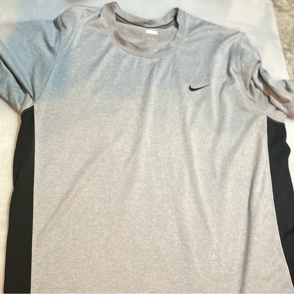 Nike Men's Short Sleeve Gray and Black Tee